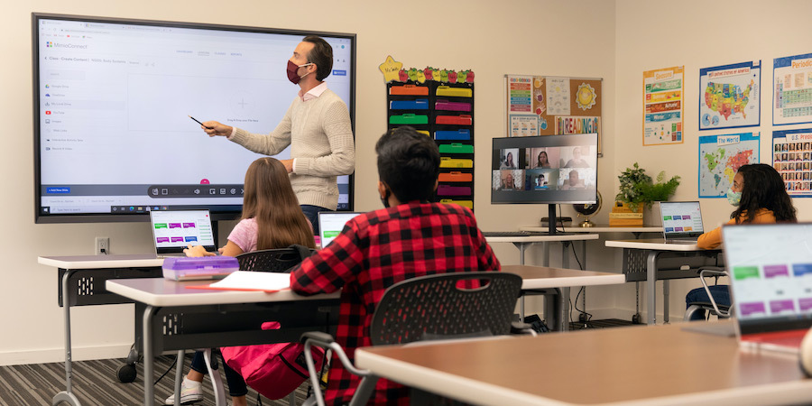 Hybrid classroom with smartboard 